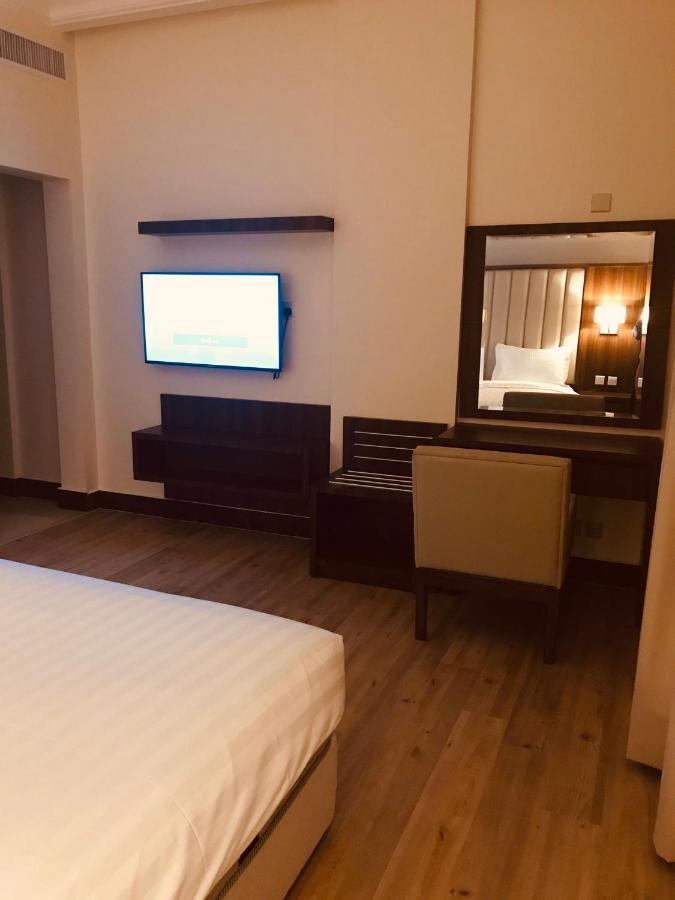 Makarem -